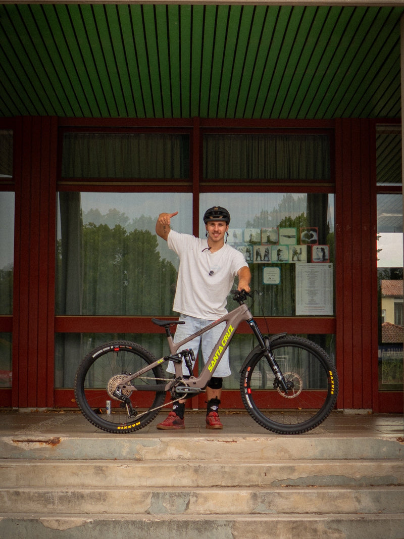 Cypress-Teamfahrer Benno Prokscha mit Helm und seinem Santa Cruz