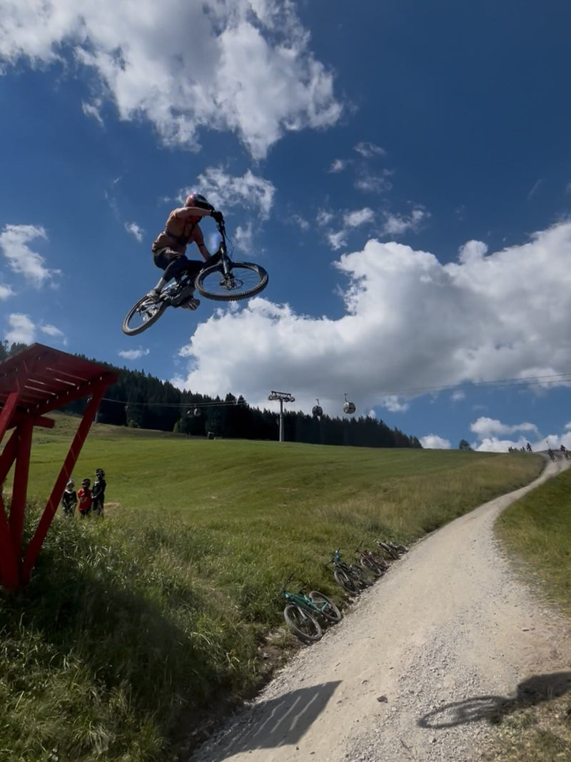 Mountainbike-Sprung vor Bergkulisse aus Florian Steiners GlemmRide-Beitrag