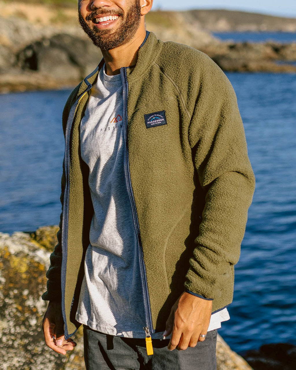 Passenger Tripper Sherpa-Fleecejacke – Khaki – Outdoor-Ansicht am Model