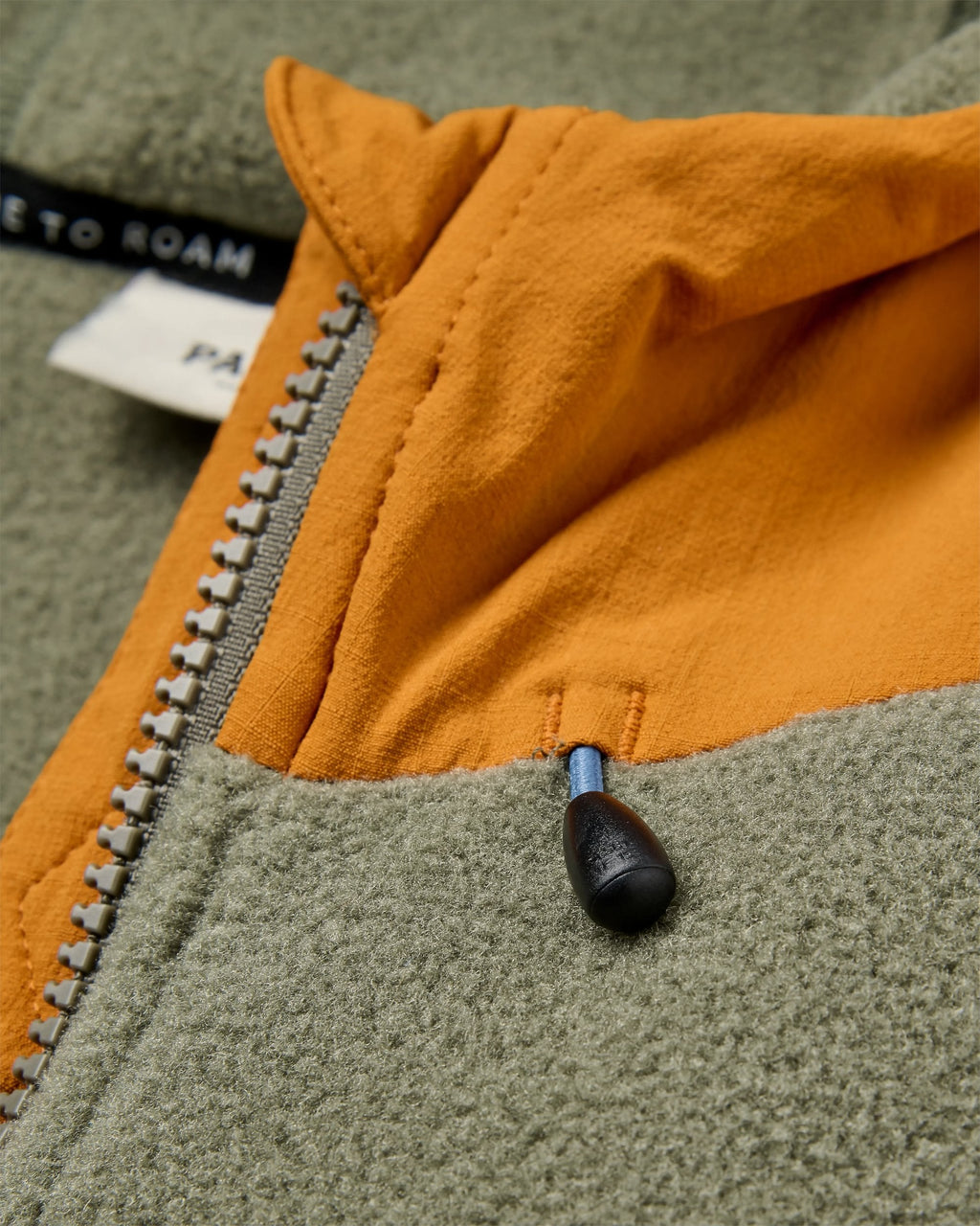 Passenger Sierrascape Polartec Fleece-Hoodie – Dusty Olive – Detail von Kapuze und Reißverschluss