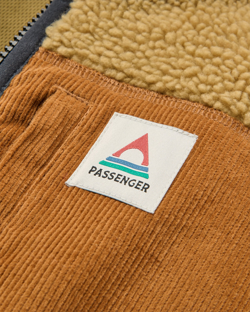 Passenger Trekker Deep-Pile Sherpa-Fleecejacke – Biscuit – Detail der Cord-Brusttasche