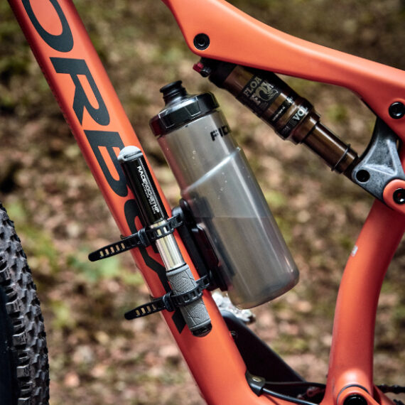 Ob Oberrohr, Unterrohr oder Sattelrohr – die TWIST uni base passt an jeden Rahmen.